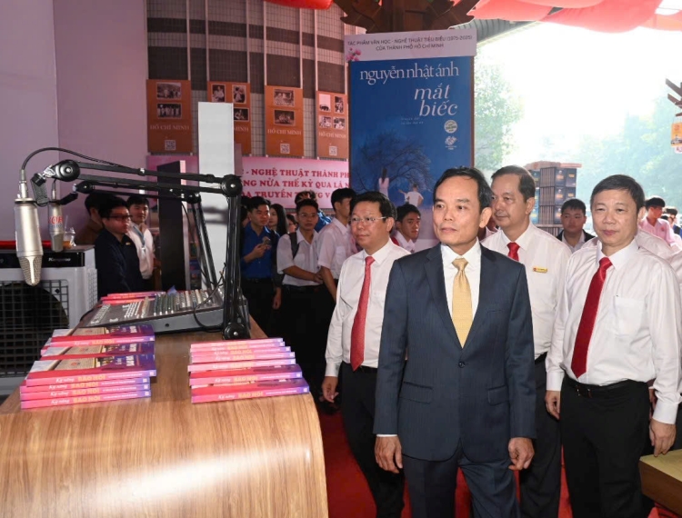 TP.HCM trao tặng Không gian 'Cây tri thức' và 126.000 quyển sách đến Học viện cán bộ