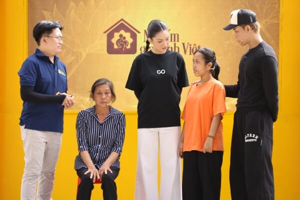 MC Đại Nghĩa xúc động trước người phụ nữ cưu mang em nuôi bị tâm thần hơn 20 năm - 2