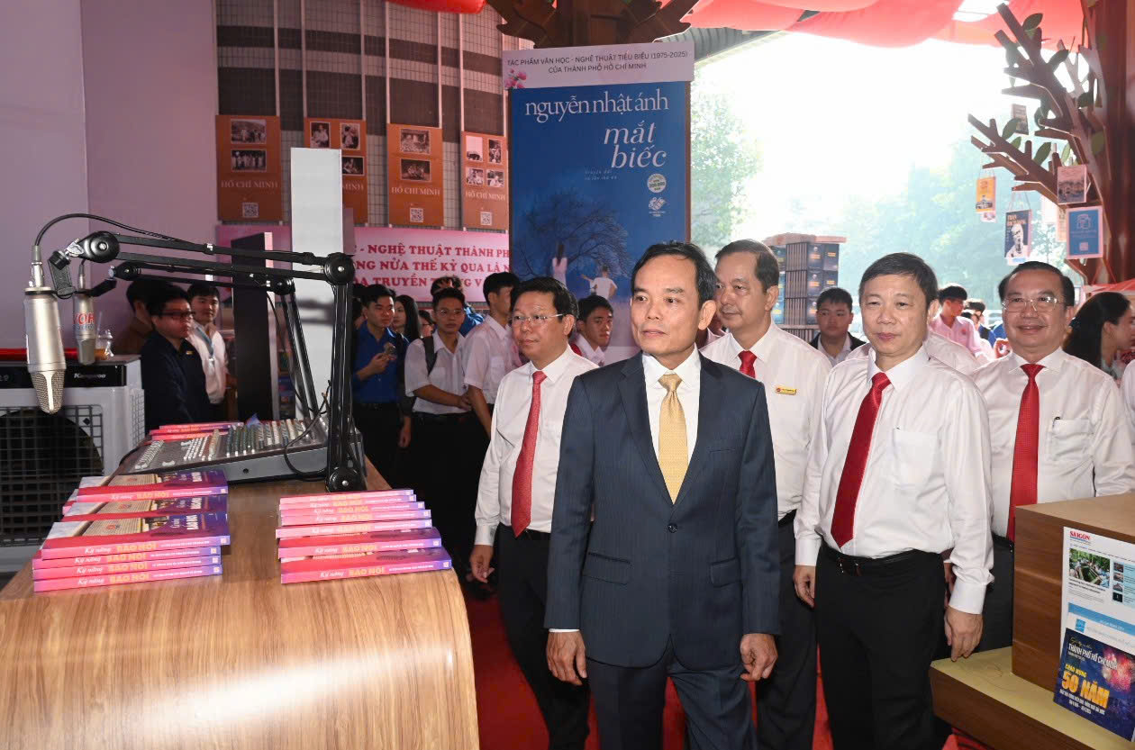 TP.HCM trao tặng Không gian 'Cây tri thức' và 126.000 quyển sách đến Học viện cán bộ - 3