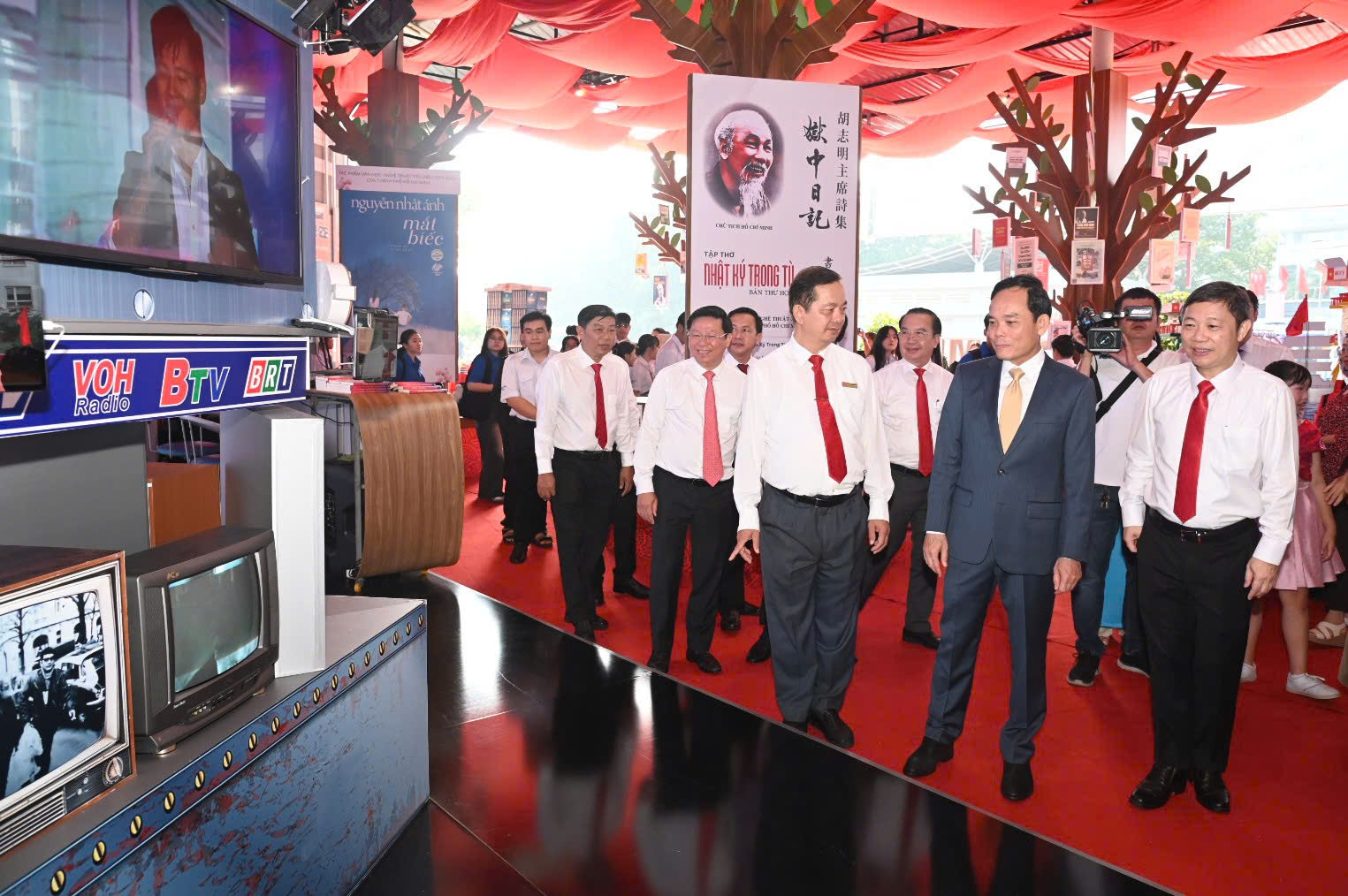 TP.HCM trao tặng Không gian 'Cây tri thức' và 126.000 quyển sách đến Học viện cán bộ - 4