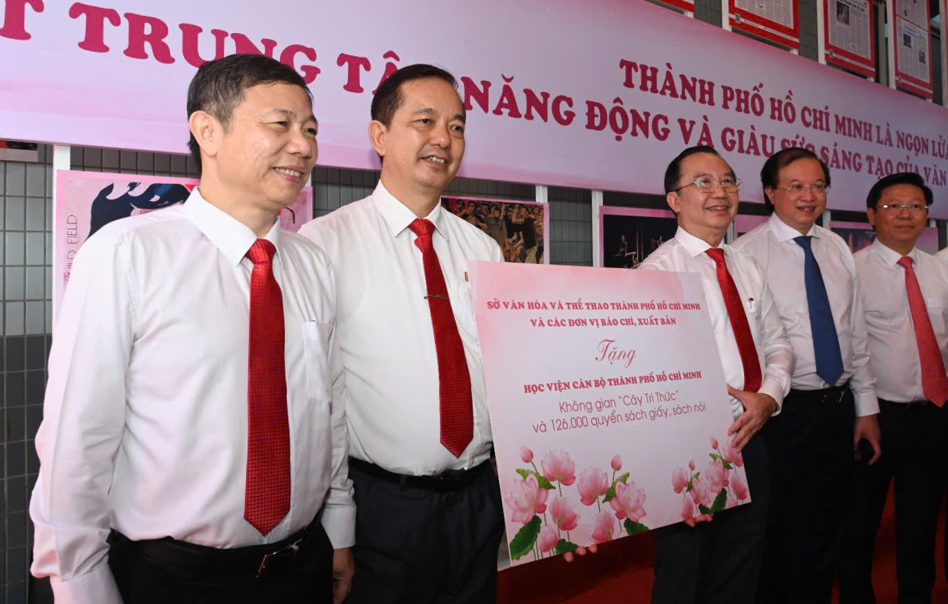 TP.HCM trao tặng Không gian 'Cây tri thức' và 126.000 quyển sách đến Học viện cán bộ - 5