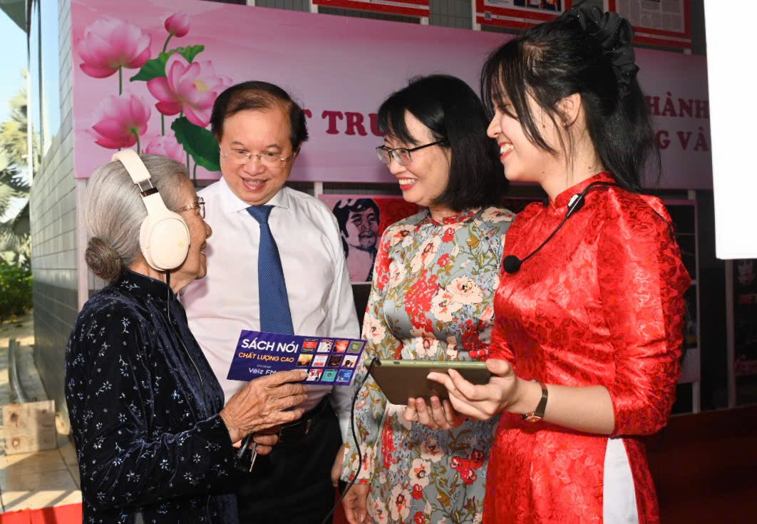 TP.HCM trao tặng Không gian 'Cây tri thức' và 126.000 quyển sách đến Học viện cán bộ - 7