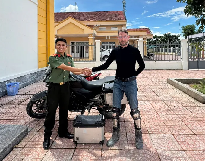 Công an hỗ trợ du khách Hà Lan tìm lại hành lý đánh rơi - 1