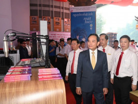  - TP.HCM trao tặng Không gian 'Cây tri thức' và 126.000 quyển sách đến Học viện cán bộ