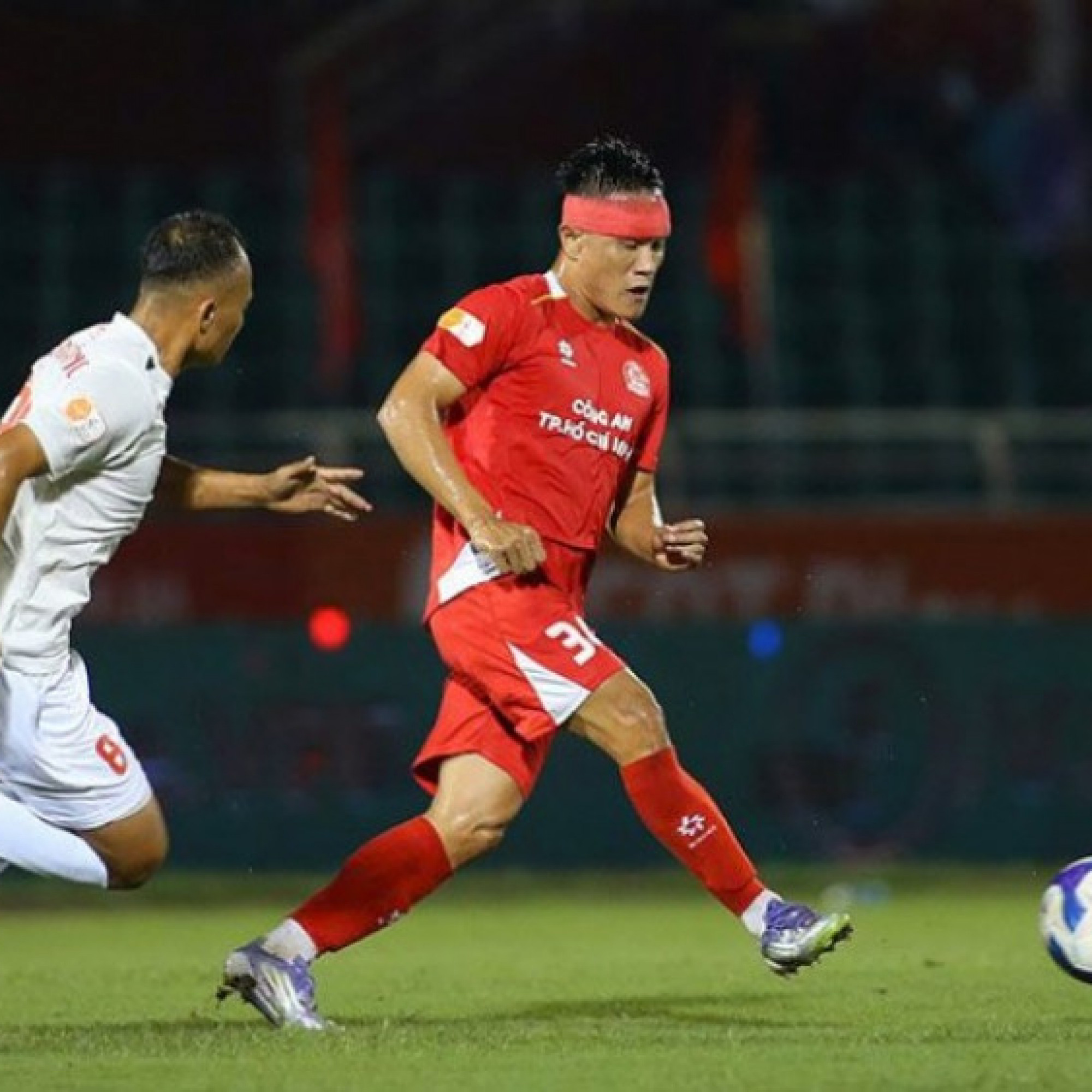  - Video bóng đá Công an TP.HCM - Hà Tĩnh: Tổ VAR minh oan quả penalty (V-League)