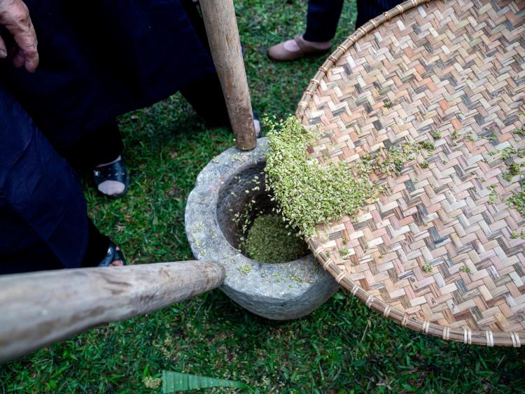“Cháy hàng” cốm trong Lễ hội Cốm