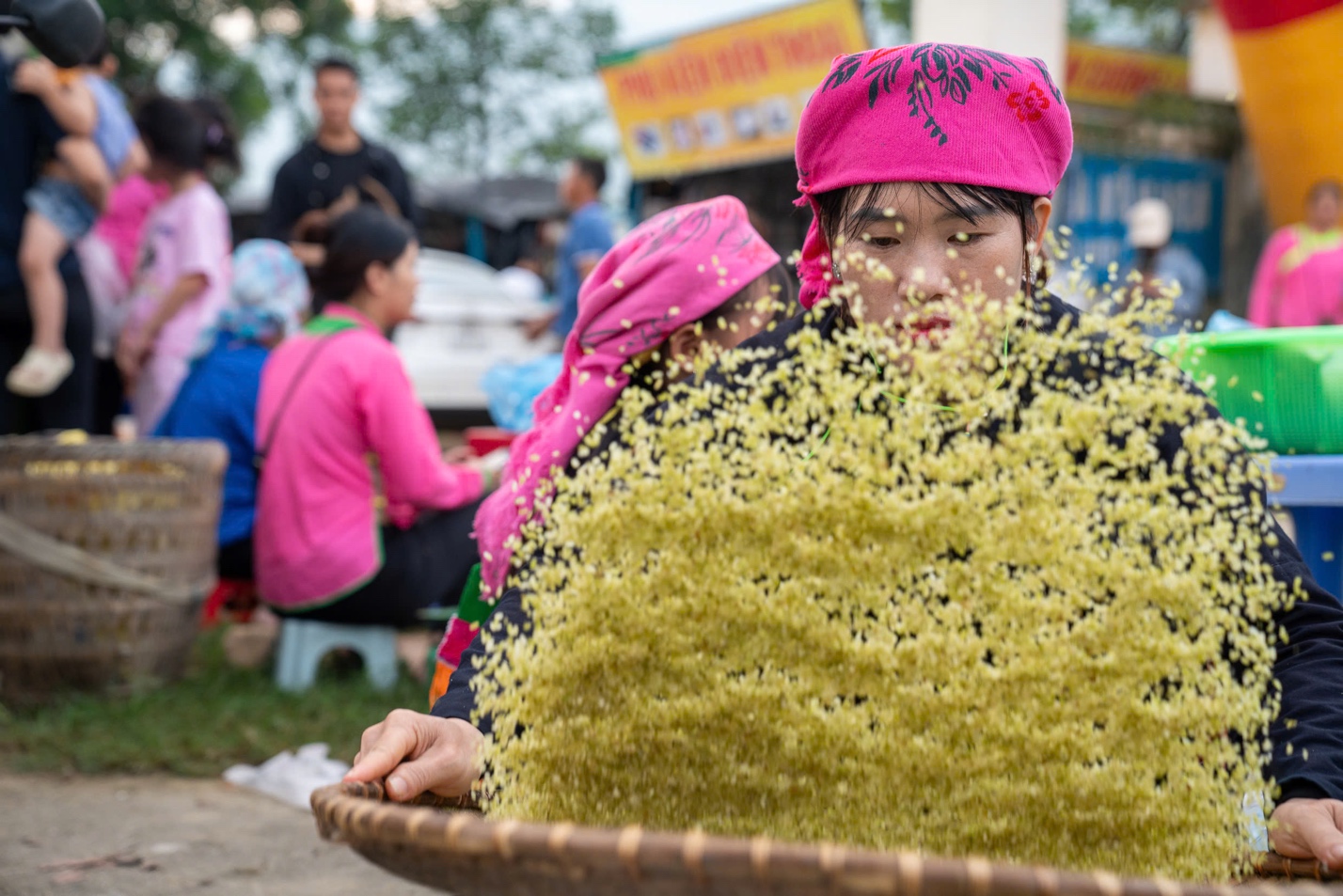 “Cháy hàng” cốm trong Lễ hội Cốm - 2