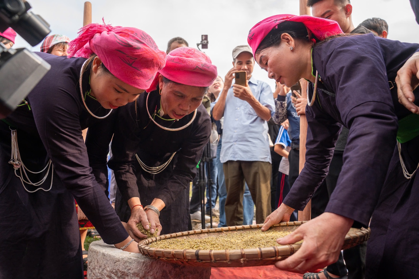 “Cháy hàng” cốm trong Lễ hội Cốm - 8