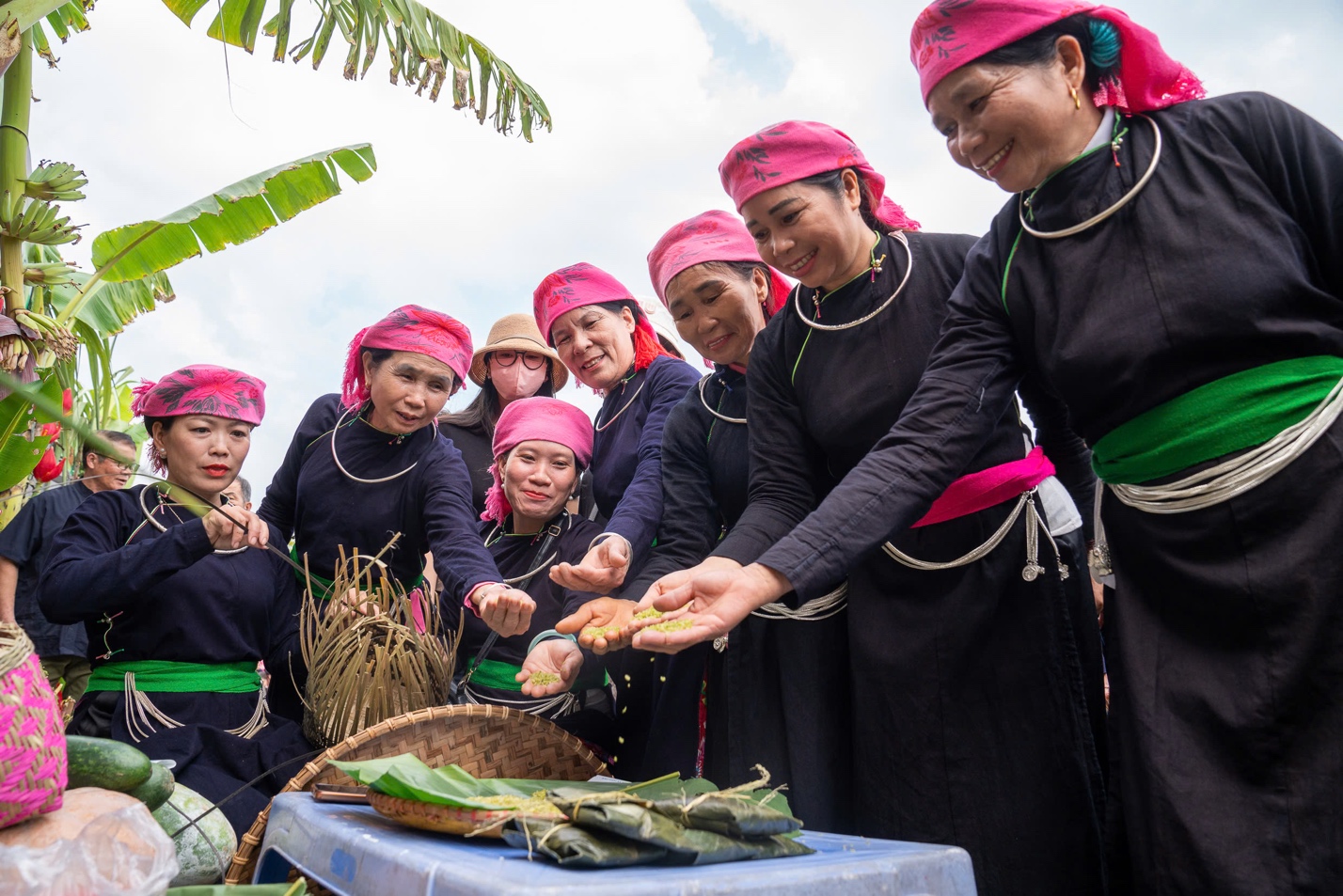 “Cháy hàng” cốm trong Lễ hội Cốm - 7
