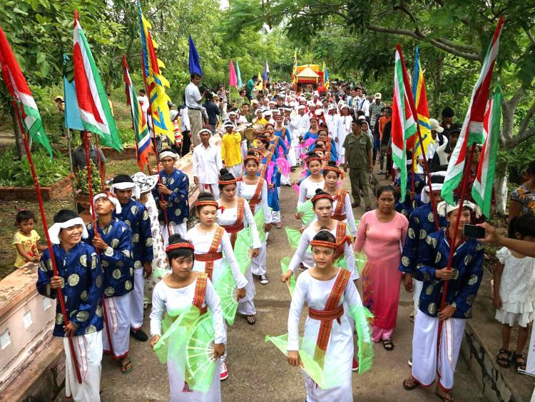 Rộn ràng Lễ hội Katê tại di tích tháp Pô Sah Inư