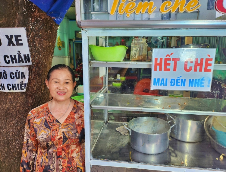 Độc lạ chủ quán chè '3 không', hết rồi mai đến nhé!