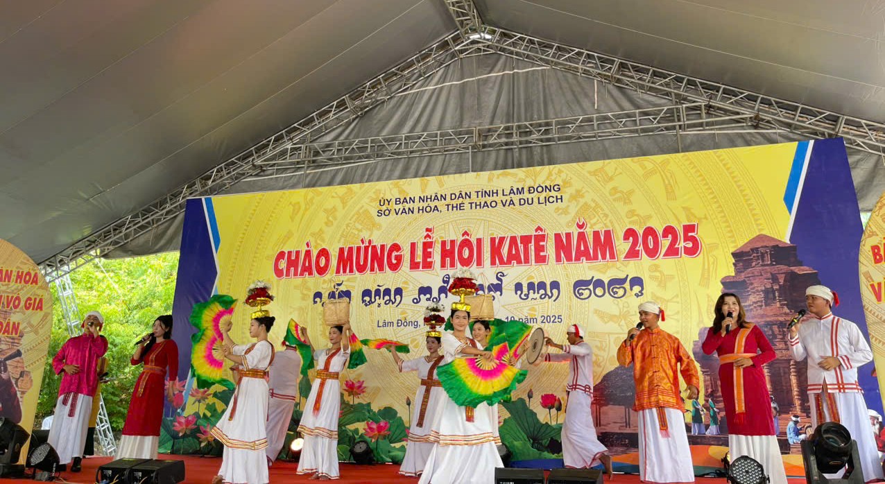 Rộn ràng Lễ hội Katê tại di tích tháp Pô Sah Inư - 2