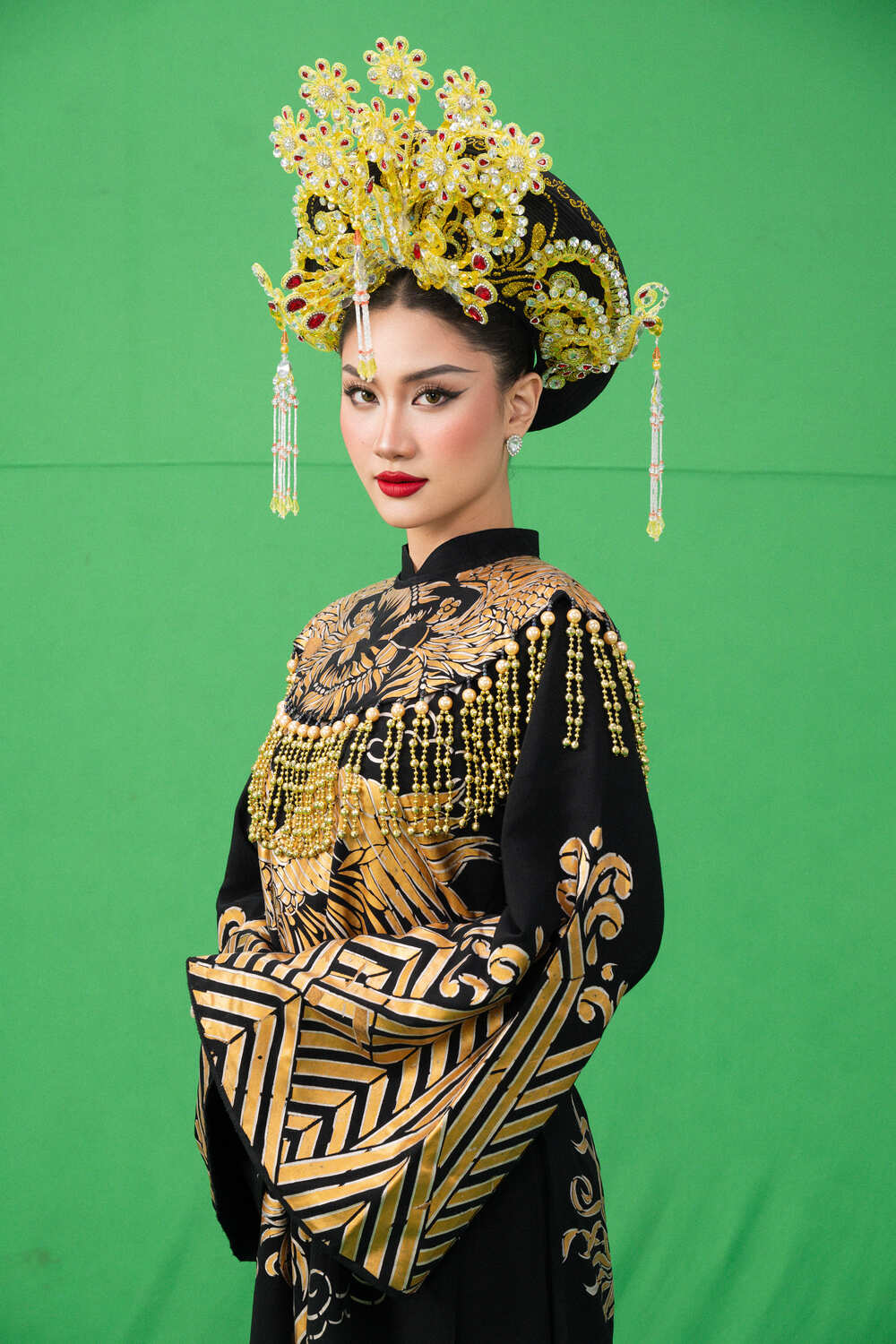 Hoa hậu Phương Linh hoá thân nữ du kích, Thái hậu Dương Vân Nga trong hình hiệu Miss Cosmo 2025 - 3
