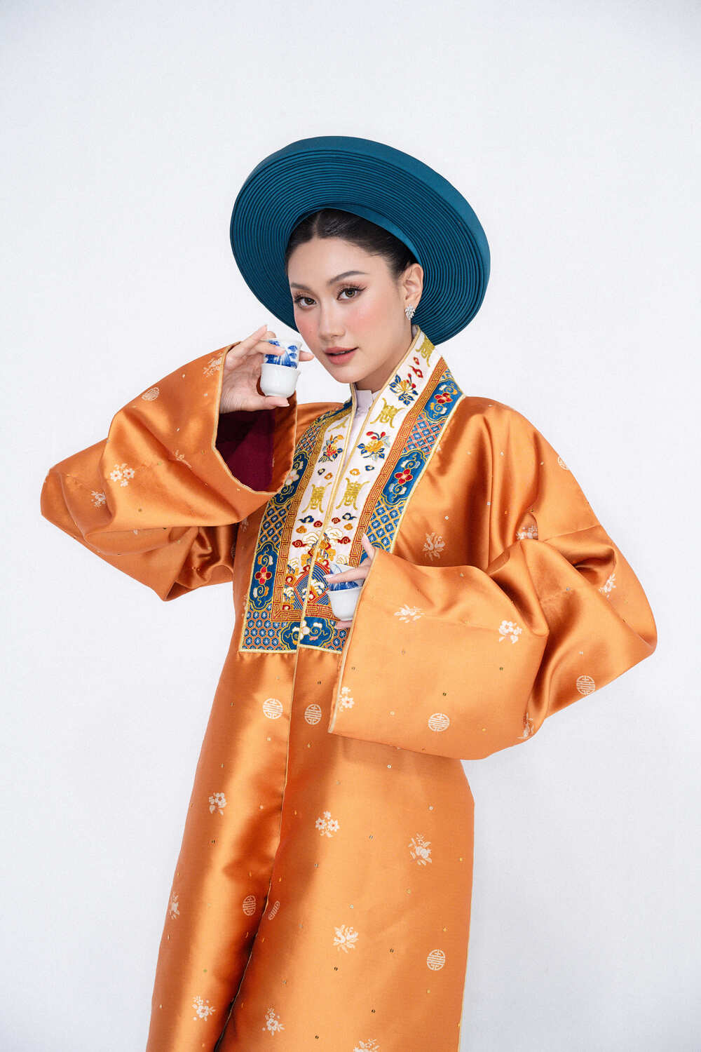 Hoa hậu Phương Linh hoá thân nữ du kích, Thái hậu Dương Vân Nga trong hình hiệu Miss Cosmo 2025 - 4