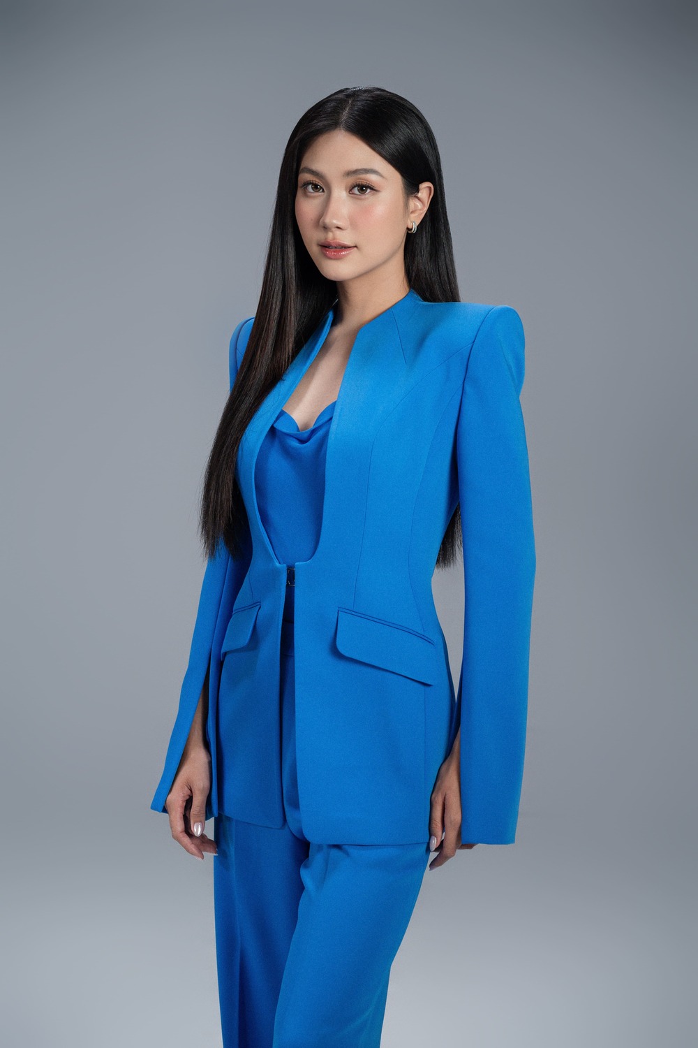Hoa hậu Phương Linh hoá thân nữ du kích, Thái hậu Dương Vân Nga trong hình hiệu Miss Cosmo 2025 - 1
