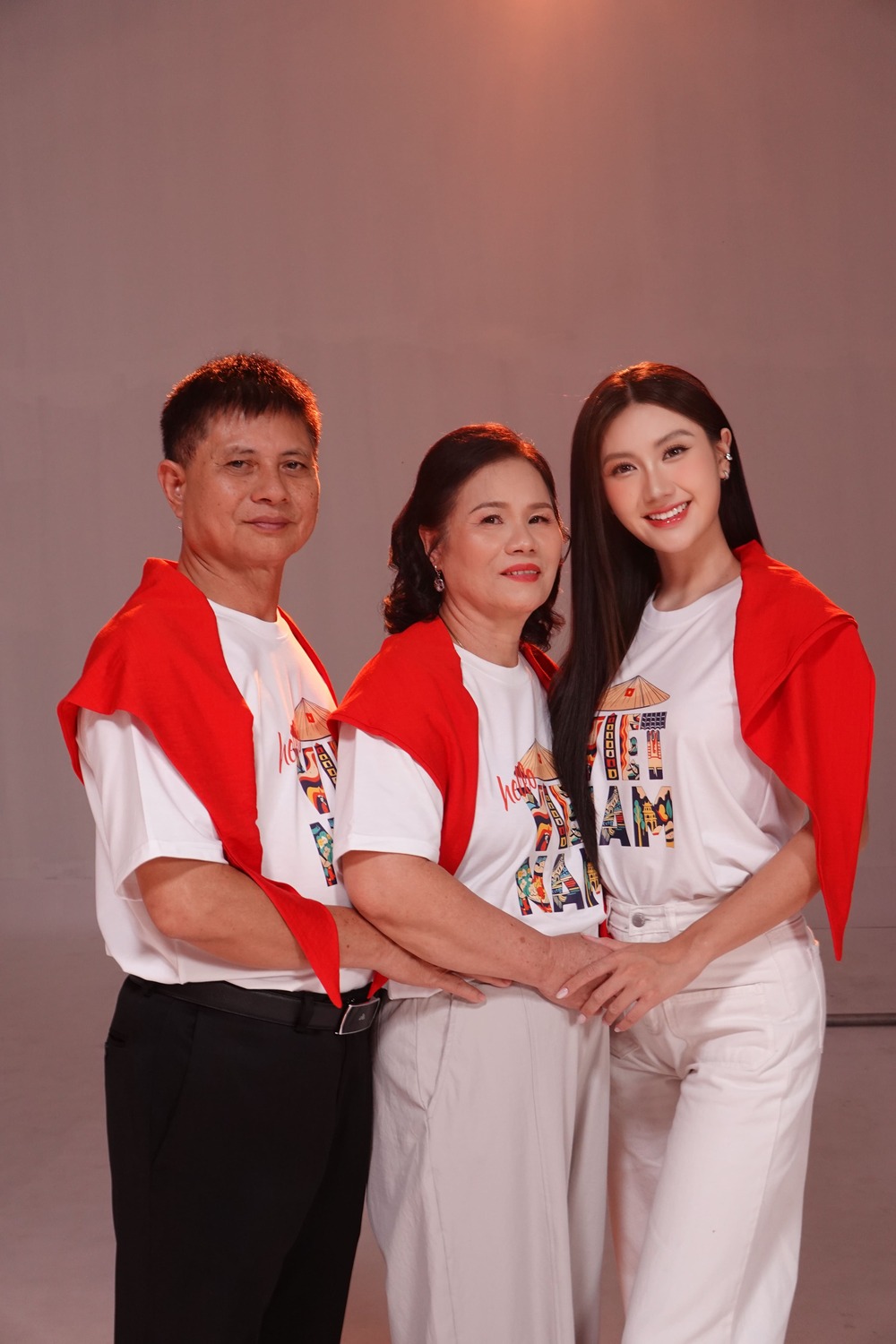 Hoa hậu Phương Linh hoá thân nữ du kích, Thái hậu Dương Vân Nga trong hình hiệu Miss Cosmo 2025 - 5