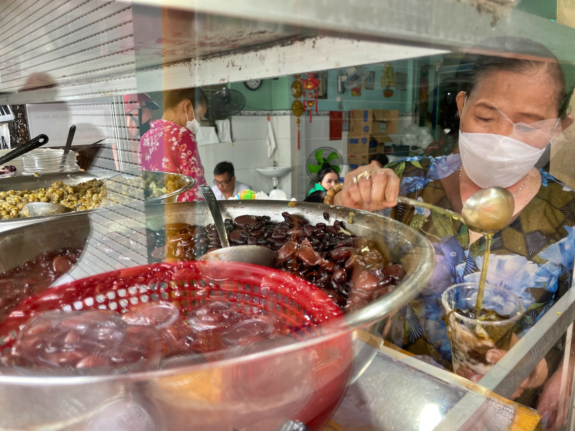 Độc lạ chủ quán chè '3 không', hết rồi mai đến nhé! - 3