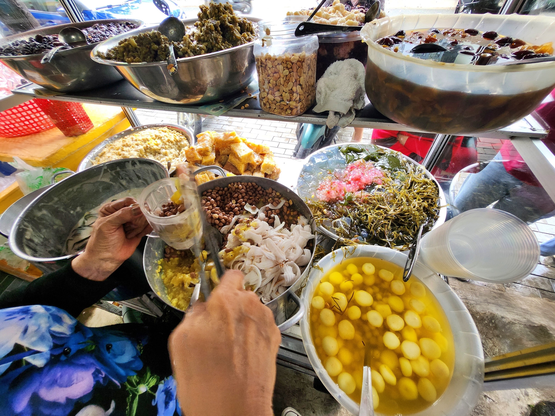 Độc lạ chủ quán chè '3 không', hết rồi mai đến nhé! - 4
