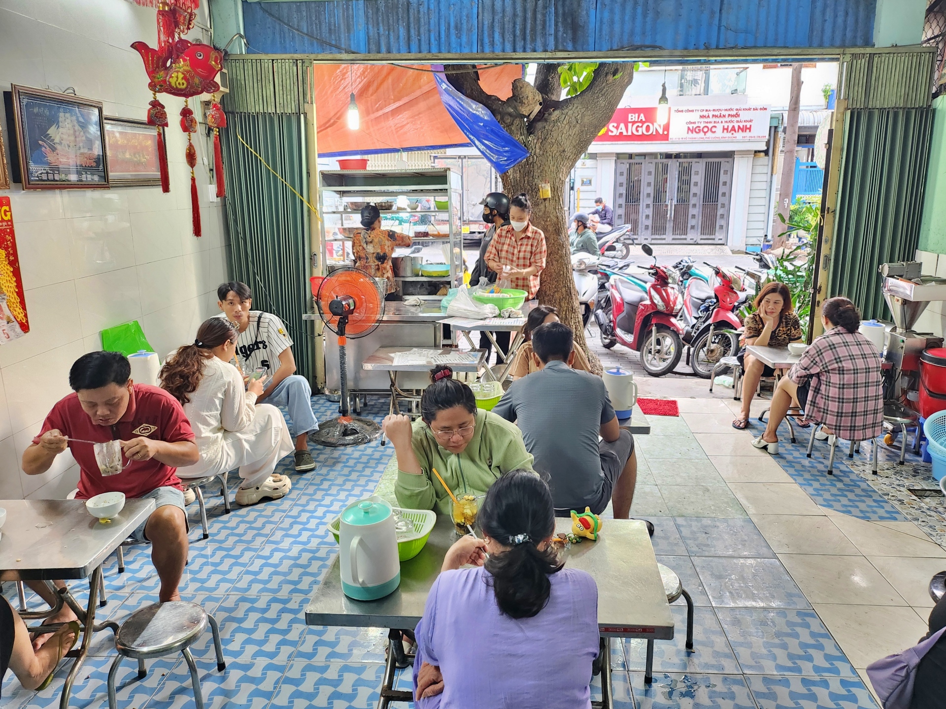 Độc lạ chủ quán chè '3 không', hết rồi mai đến nhé! - 6