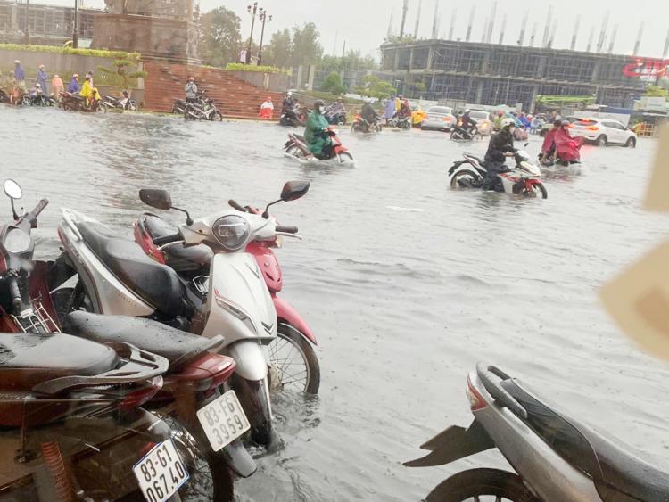Cần Thơ: ngập nước dữ dội nhiều tuyến đường ở phường Sóc Trăng và Phú Lợi