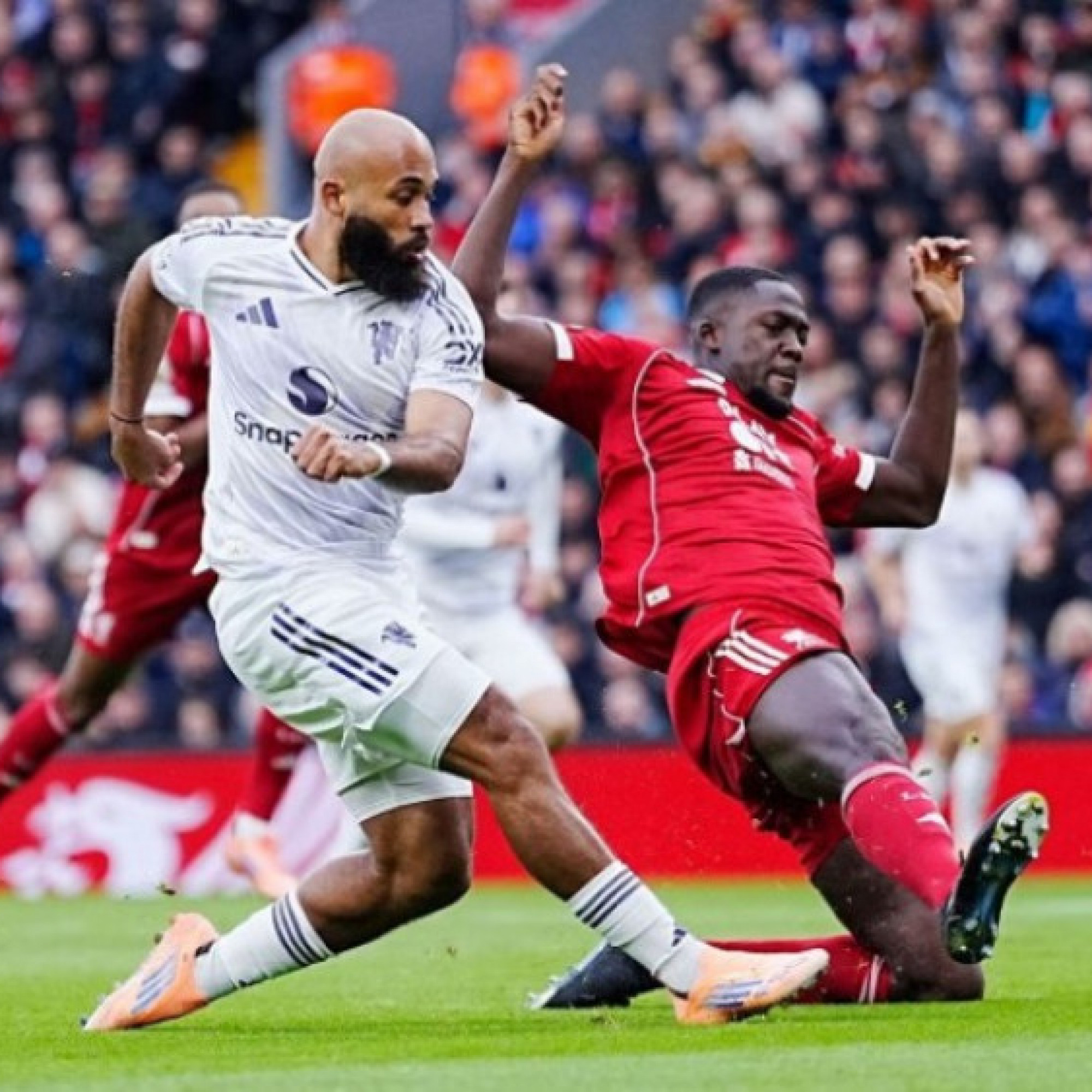  - Tin mới nhất bóng đá sáng 22/10: Liverpool bị "soi" vì phạm luật ở trận thua MU