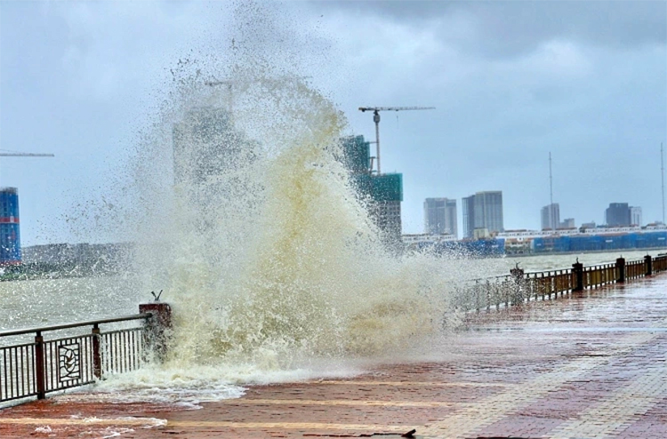 Bão Phong thần gây sóng cao 5 mét, tạm ngưng tắm biển - 2