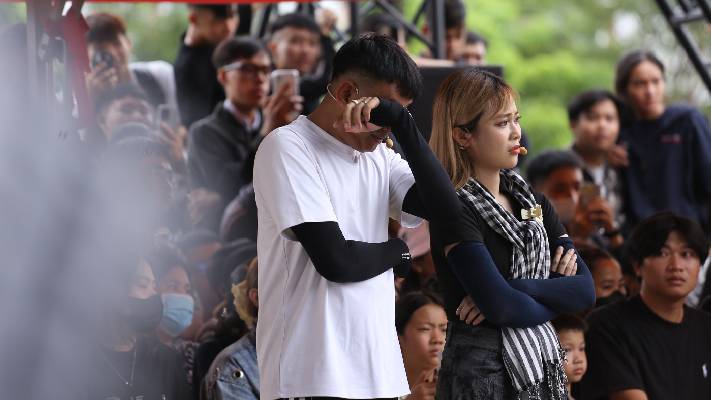MisThy rơi nước mắt khi cô bé 10 tuổi hỏi: “Không biết mẹ có thương con không?” - 1
