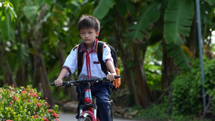 MisThy rơi nước mắt khi cô bé 10 tuổi hỏi: “Không biết mẹ có thương con không?” - 2