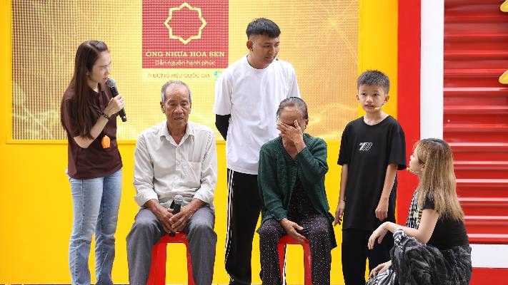 MisThy rơi nước mắt khi cô bé 10 tuổi hỏi: “Không biết mẹ có thương con không?” - 3