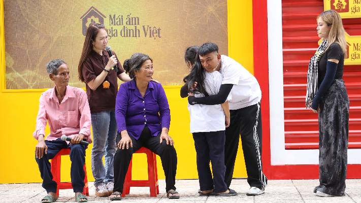 MisThy rơi nước mắt khi cô bé 10 tuổi hỏi: “Không biết mẹ có thương con không?” - 5