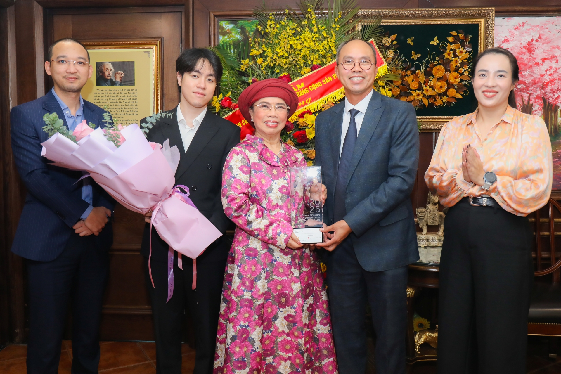 Anh hùng Lao động Thái Hương được tôn vinh Doanh nhân xuất sắc ASEAN - 1