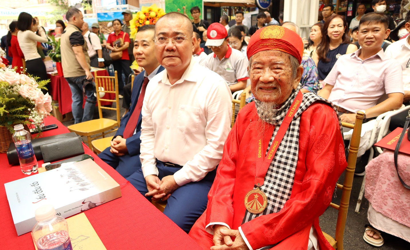 ra mat sach anh 'seu dau do': khoanh khac day cam xuc voi nhiep anh gia nguyen truong sinh - 2