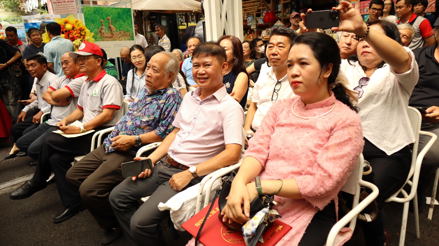 ra mat sach anh 'seu dau do': khoanh khac day cam xuc voi nhiep anh gia nguyen truong sinh - 6