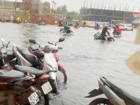  - Cần Thơ: ngập nước dữ dội ở nhiều tuyến đường ở phường Sóc Trăng và Phú Lợi
