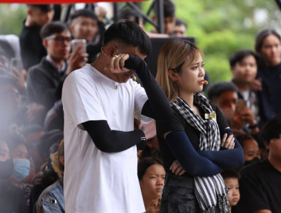 MisThy rơi nước mắt khi cô bé 10 tuổi hỏi: “Không biết mẹ có thương con không?”