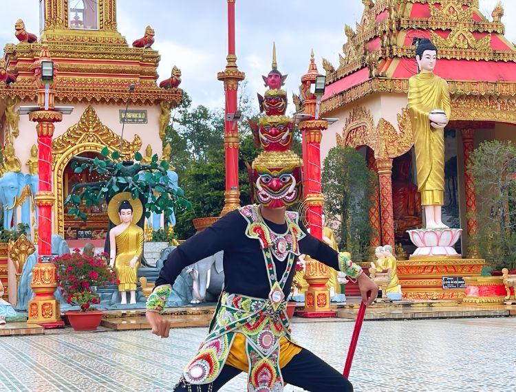 Người trẻ Khmer giữ lửa điệu múa Chằn dưới mái chùa gần 140 tuổi