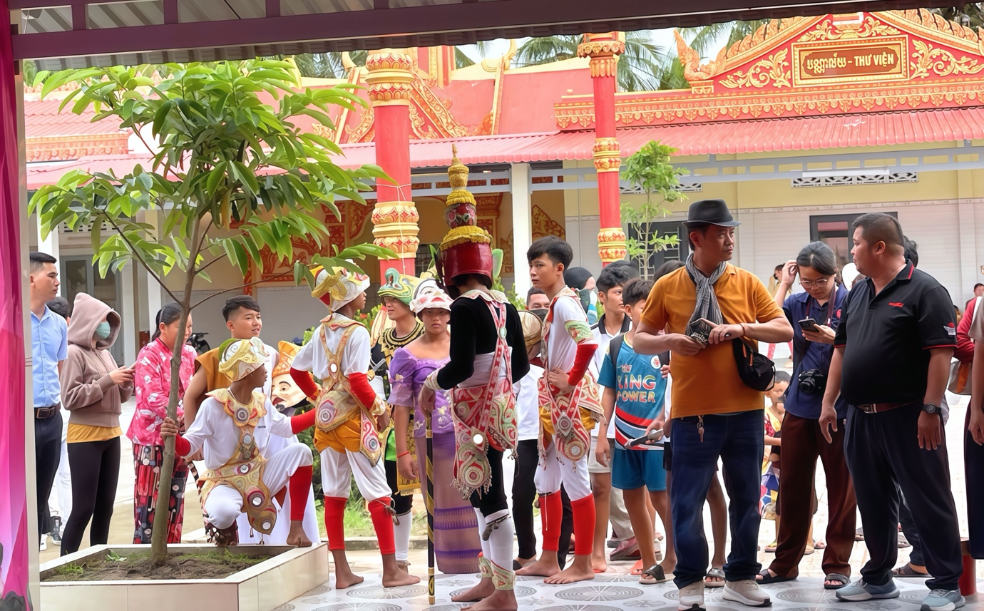 Người trẻ Khmer giữ lửa điệu Múa Chằn dưới mái chùa gần 140 tuổi - 2