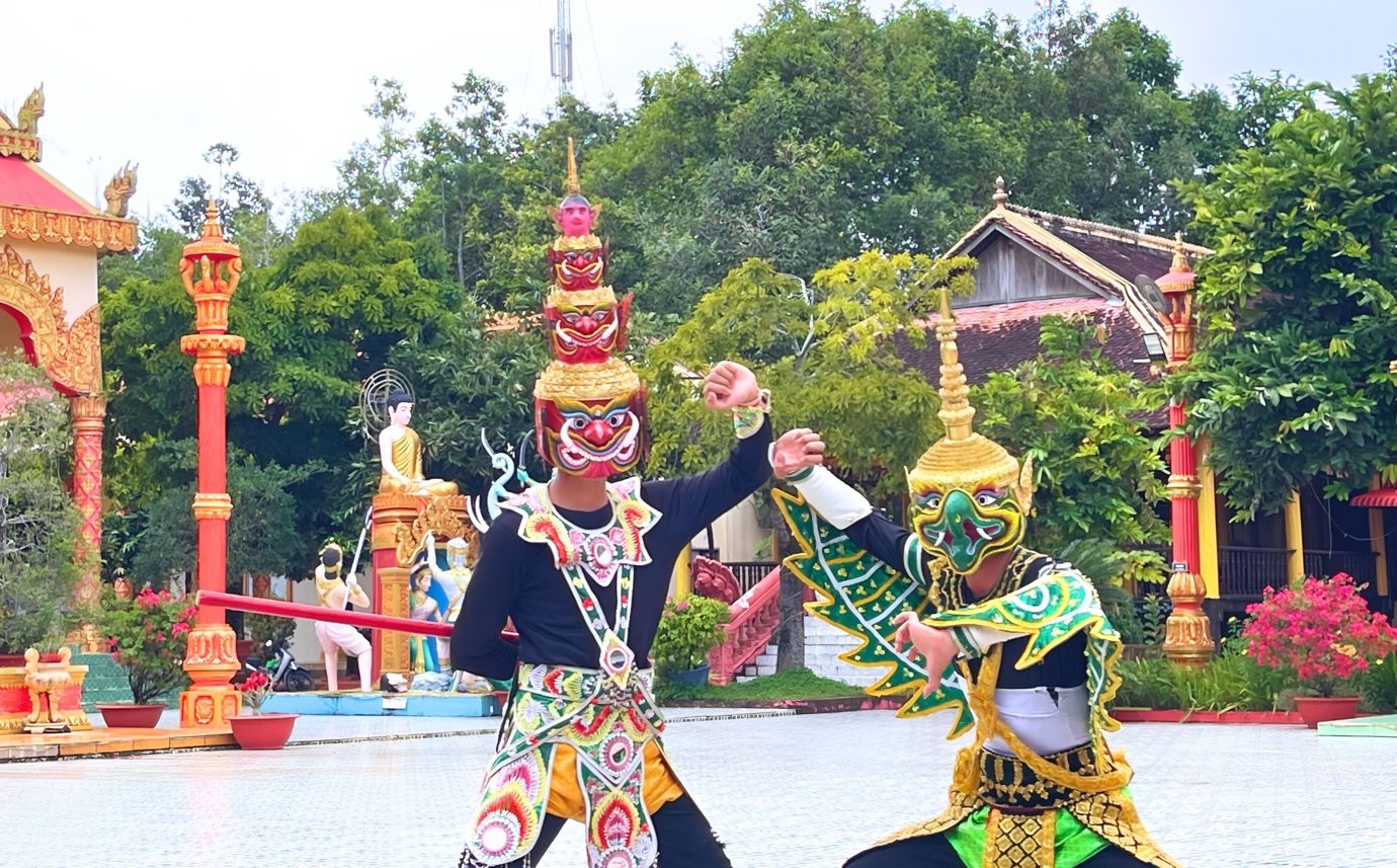 Người trẻ Khmer giữ lửa điệu Múa Chằn dưới mái chùa gần 140 tuổi - 3
