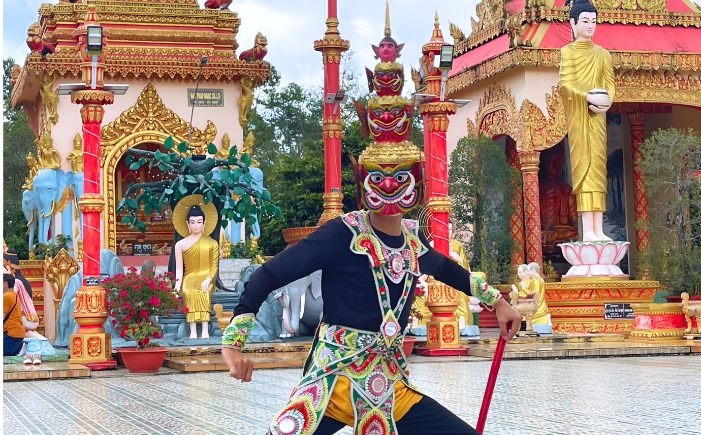 Người trẻ Khmer giữ lửa điệu Múa Chằn dưới mái chùa gần 140 tuổi - 4