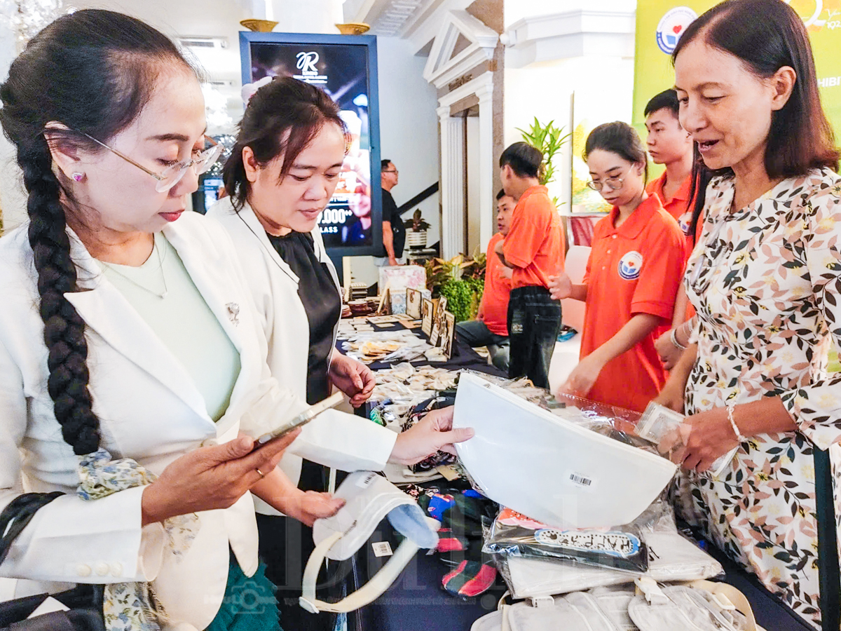 Khai mạc triển lãm từ thiện, lan tỏa tinh thần sẻ chia cùng bạn trẻ giàu nghị lực - 5