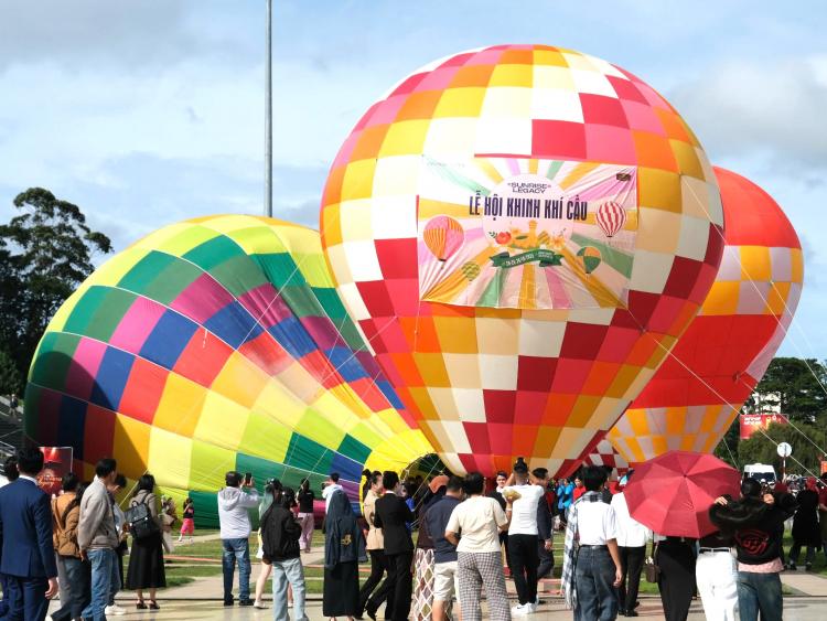 Trung tâm Đà Lạt tràn ngập sắc màu của Khinh khí cầu