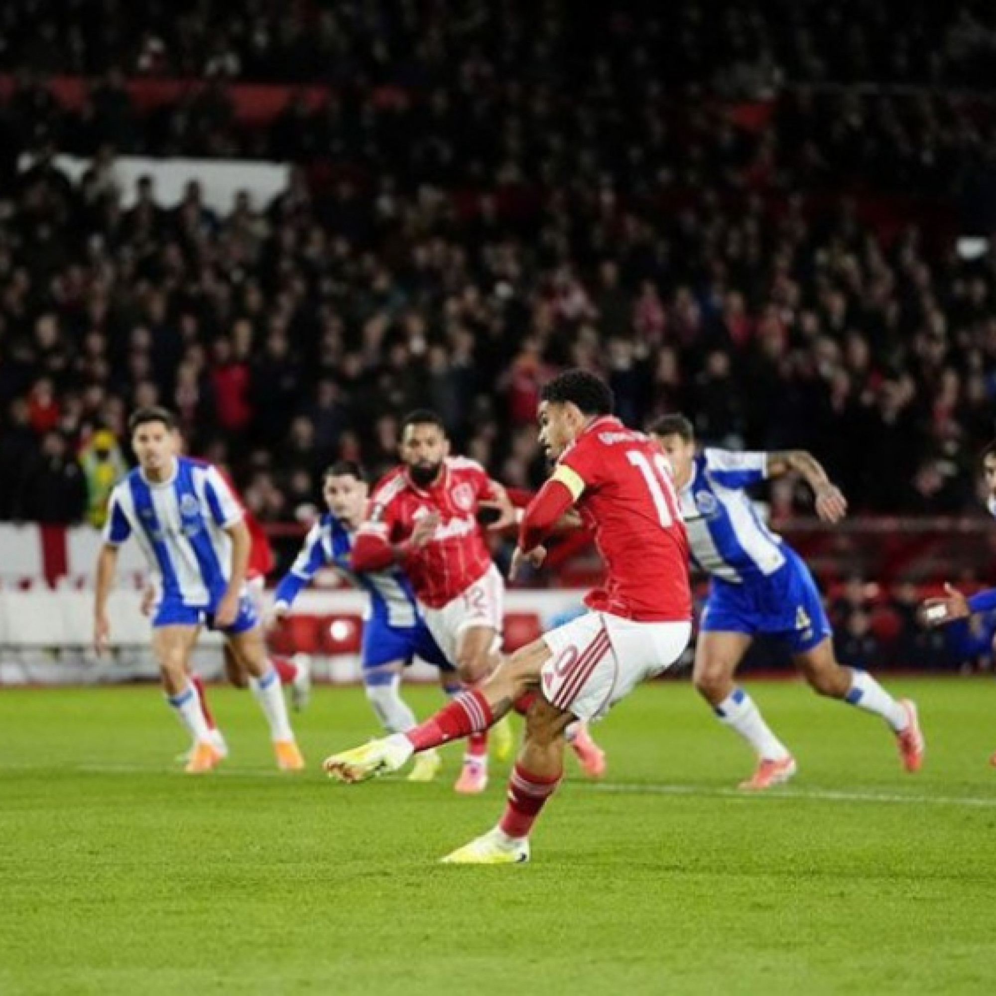  - Video bóng đá Nottingham Forest - Porto: Gibbs-White mở điểm từ quả penalty (Europa League)