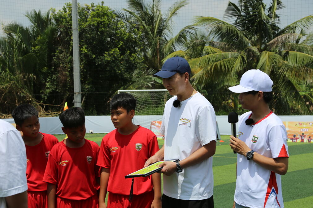 HLV Đội tuyển Quốc gia Việt Nam - Kim Sang Sik trực tiếp huấn luyện cho top 12 Cầu thủ nhí 2025 - 1