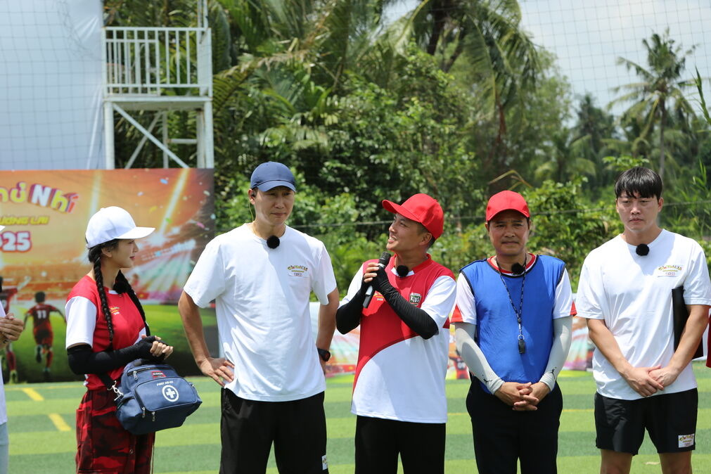 HLV Đội tuyển Quốc gia Việt Nam - Kim Sang Sik trực tiếp huấn luyện cho top 12 Cầu thủ nhí 2025 - 2