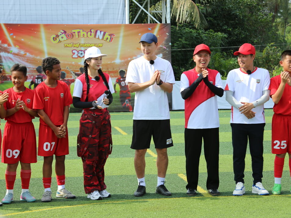 HLV Đội tuyển Quốc gia Việt Nam - Kim Sang Sik trực tiếp huấn luyện cho top 12 Cầu thủ nhí 2025 - 4