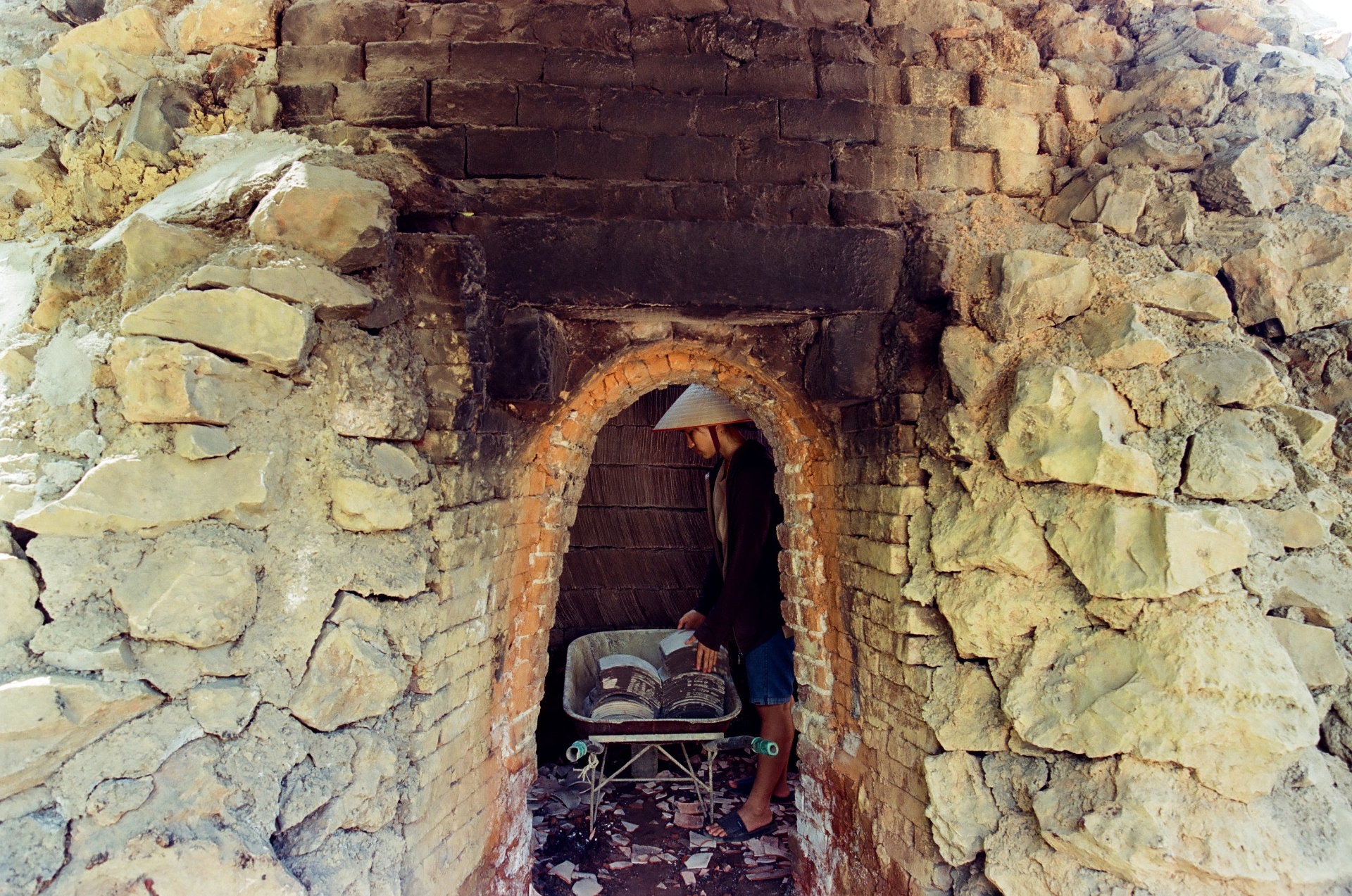 quynh son: ngoi lang tay 'khong danh doi ban sac' chinh phuc the gioi - 11