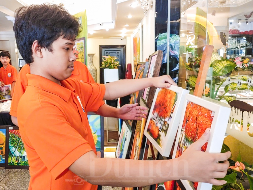 Khai mạc triển lãm từ thiện, lan tỏa tinh thần sẻ chia cùng bạn trẻ giàu nghị lực - 8