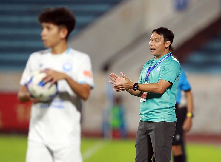 Rộ tin nhà vô địch V-League Nam Định chia tay HLV Vũ Hồng Việt ngay hôm nay - 2