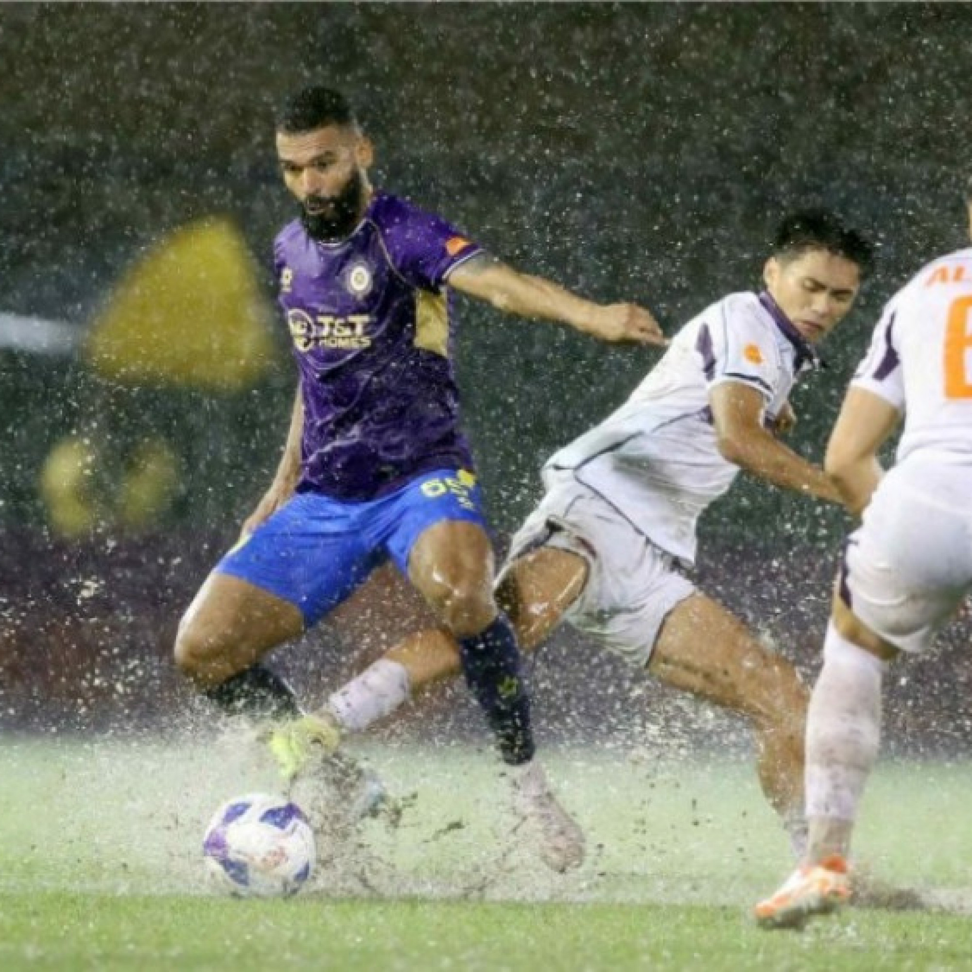 - Video bóng đá Becamex TP HCM - Hà Nội FC: Mắc sai lầm trong cuộc thủy chiến (V-League)