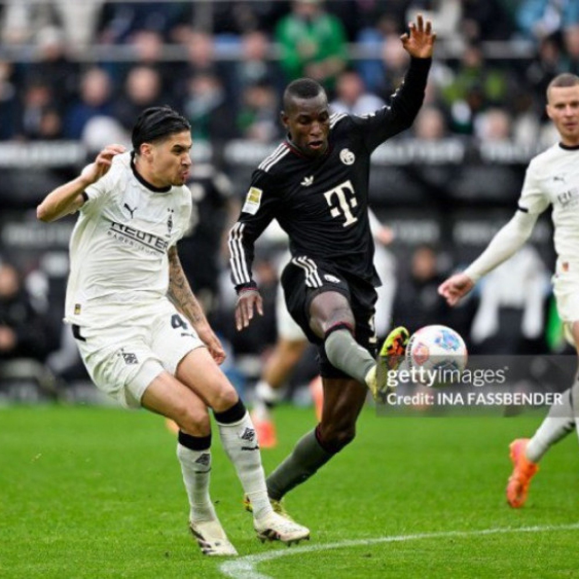 - Video bóng đá Monchengladbach - Bayern Munich: Bước ngoặt thẻ đỏ (Bundesliga)